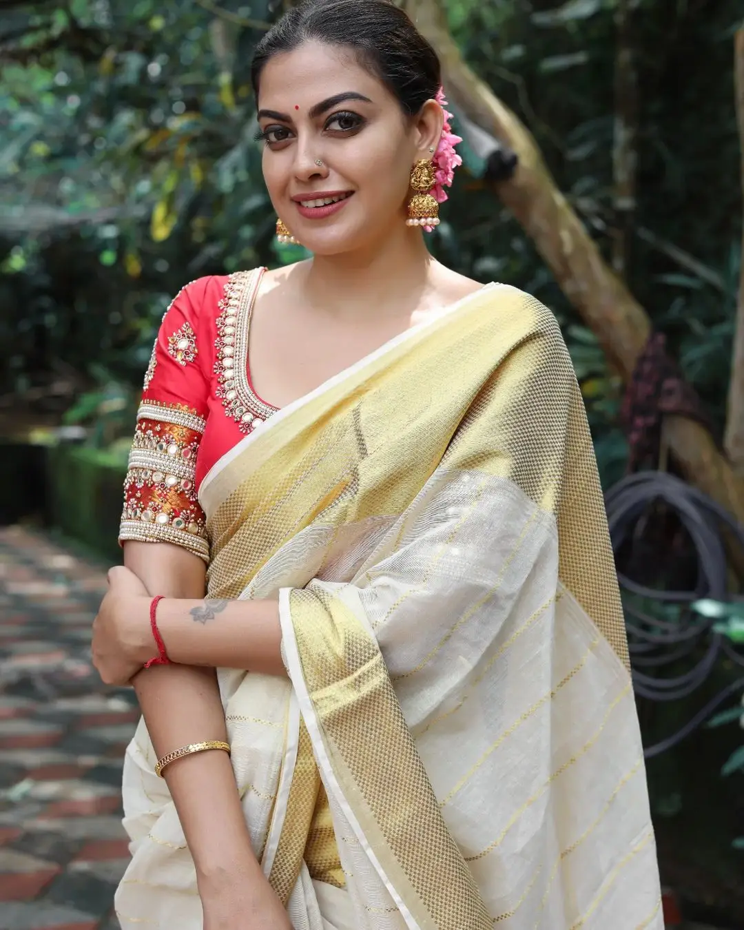 INDIAN ACTRESS ANUSREE NAIR IN WHITE COLOR SAREE RED BLOUSE